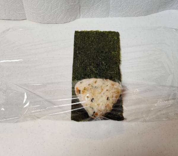 面倒な手間なし！　パリパリの海苔が楽しめるおにぎりの包み方