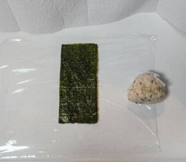 面倒な手間なし！　パリパリの海苔が楽しめるおにぎりの包み方