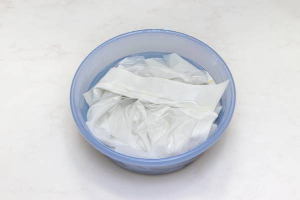 服が黄ばんでしまうのはなぜ？　洗濯時の注意点に「ちゃんとします」「できてなかった」