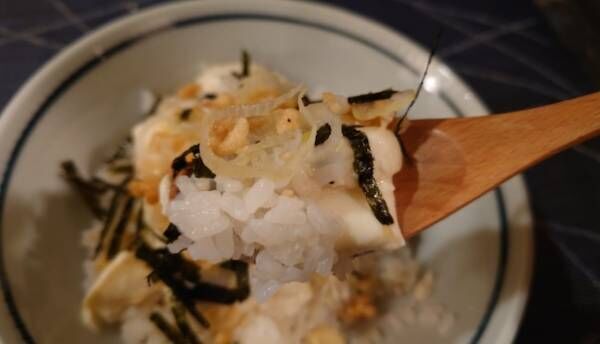 おとうふ丼をスプーンですくった様子