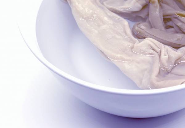 汚れがひどい洗濯物　一晩つけ置きしても大丈夫？　企業の説明に「そうだったのか」