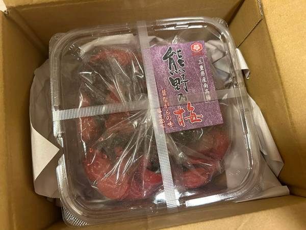 梅干しが届いたと思ったら？　荷物のシールに「吹き出しそう」