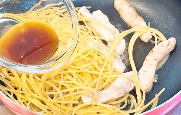 めんつゆとわさびをパスタにかける写真