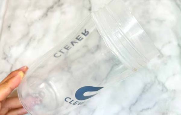 「ビックリ」「ほんとに飛び散らない」　コップの思わぬ使い道