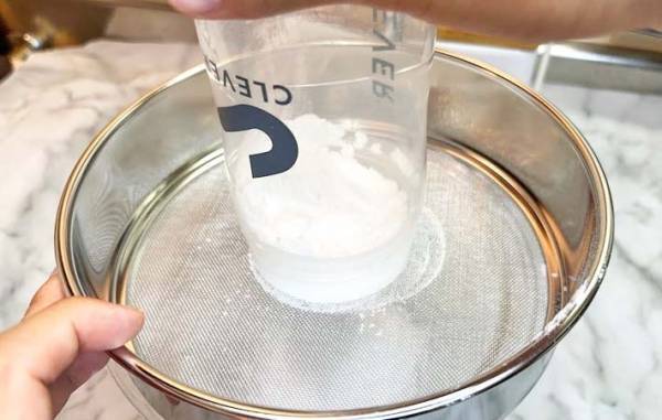 「ビックリ」「ほんとに飛び散らない」　コップの思わぬ使い道