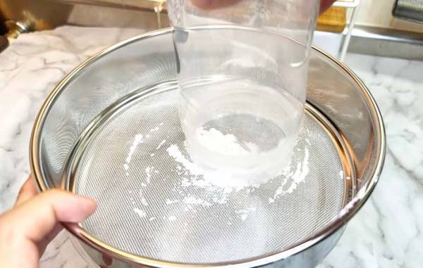 「ビックリ」「ほんとに飛び散らない」　コップの思わぬ使い道