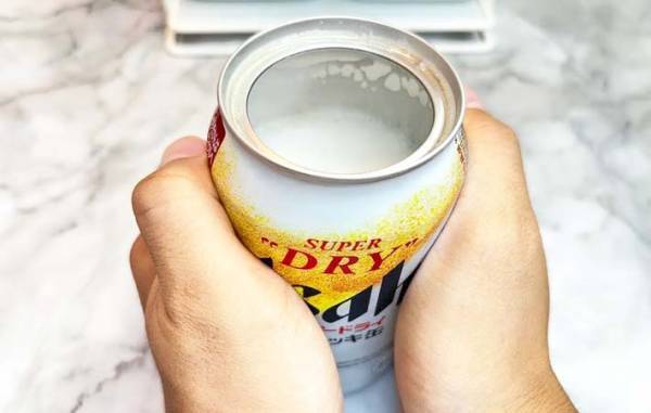 逆さまにして置くと？　試した結果に「缶とは思えない」「クリーミー！」