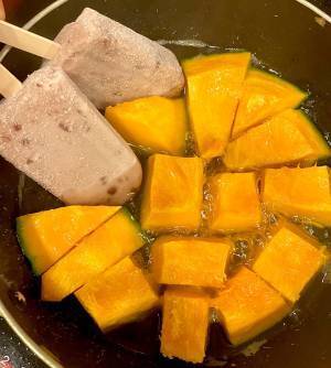 カボチャの横にあるのは？　まさかの煮込みに「発想の勝利」「天才か」