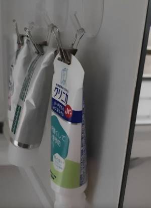 こんな使い道があったとは！　歯磨きチューブの収納に使える「ダブルクリップ」の活用法