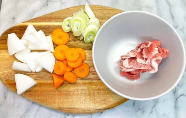 小さじ２杯入れてみて！　企業が教える『減塩味噌汁のコツ』