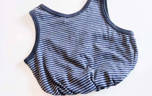 いらない服の裾を切って…　できたものに「縫わずに完成」「思い出そのまま」