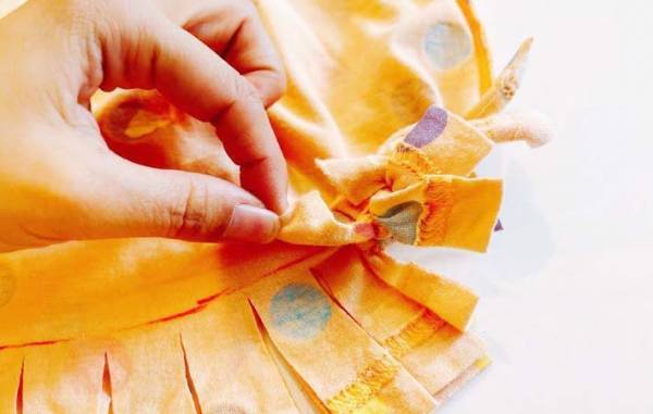 いらない服の裾を切って…　できたものに「縫わずに完成」「思い出そのまま」