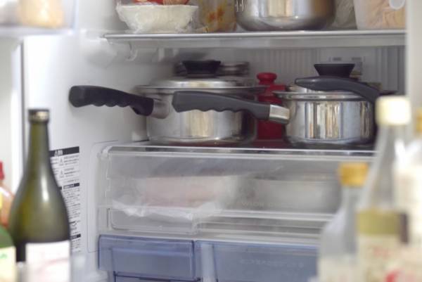冷蔵庫の扉　頻繁に開け閉めしてない？　デメリットに「マジ？」「控えます」