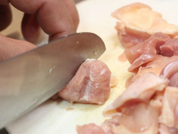 鶏肉をひと口大に切る様子