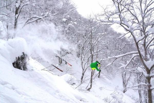 「どうしてそうなった？」　スキー中のありえない体勢に「奇跡の１枚」「２度見した」