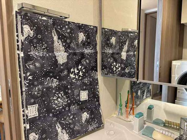 ゴミ箱周りにレジャーシートを貼ると？　男性「簡単」「華やかに」