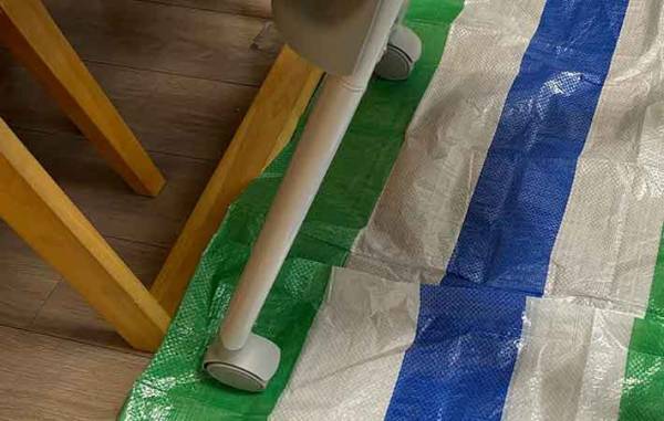 ゴミ箱周りにレジャーシートを貼ると？　男性「簡単」「華やかに」