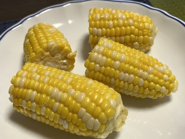 もう歯でガリガリしなくてＯＫ！　トウモロコシの粒をきれいに外す方法とは？