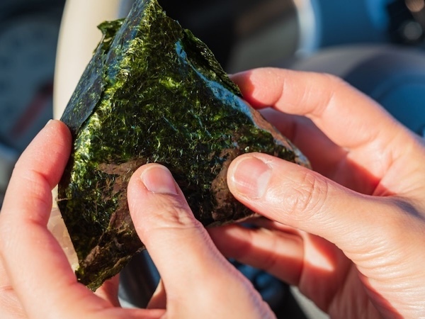 時間が経っても海苔がパリパリ　おにぎりの包み方に「簡単すぎた」「毎回やる」