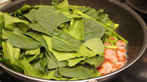 「おいしいほうれん草のソテーをお腹いっぱい食べたくて…」　シェフ考案の一品が？