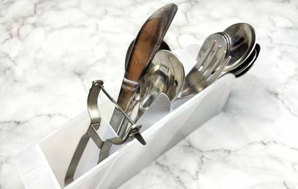 １００均で買ったペン立てを？　収納術に「分かりやすい」「安心」