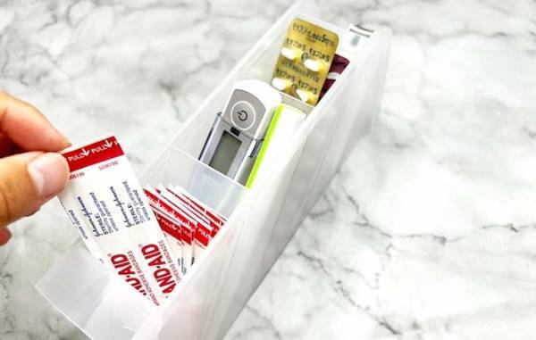 １００均で買ったペン立てを？　収納術に「分かりやすい」「安心」