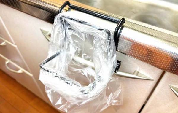 ダイソーで買った『スタンド』　意外な使い道に「三角コーナーいらず」