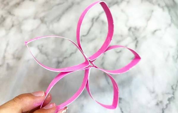 トイレットペーパーの芯を潰して…　できたモノが「かわいい！」「面影なし」