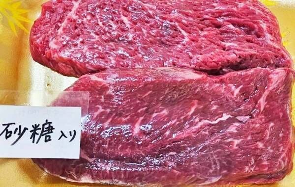 ステーキ用牛肉を砂糖で柔らかくする写真