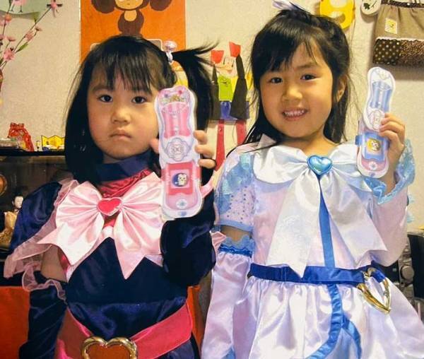 アニメの衣装でポーズを決める姉妹　２０年後の姿に「なんか泣ける」「尊すぎる」