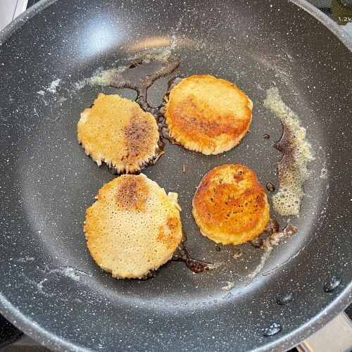 石づきを焼いているフライパンに調味料を入れた様子