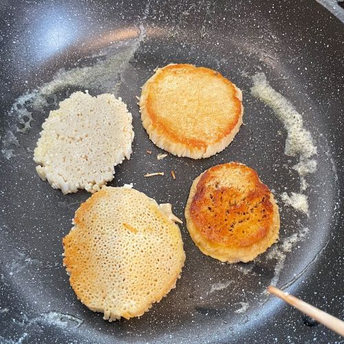 フライパンで石づきに焼き目を付ける様子