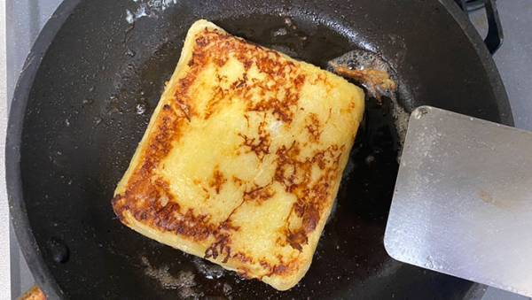 「朝食にやりたい！」「ハマりそう」　『ランチパック』のツナマヨを、卵液に漬けて…