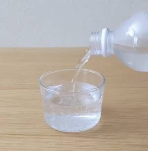 無印良品のボデガに水を注ぐ様子