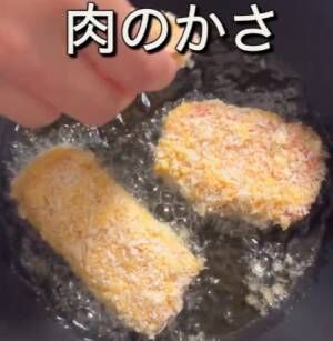 パン粉を付けた厚揚げ豆腐をフライパンで揚げる様子