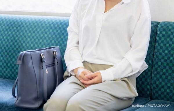 電車に乗っている女性のイメージ写真