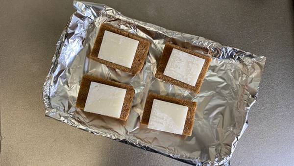 そんな食べ方があったとは！　無印の『不揃いバウム』と切り餅を…？