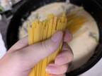 パスタを作る女性　麺を折ろうとすると…「そうはならんやろ」「ごめん笑った」