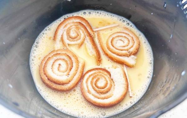 残ったパンの耳　クルクル巻くと…「うまみギュッ」「テンション上がった」