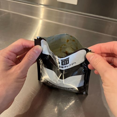 「考えた人すごい！」　レトルトカレーを食べる時に使える便利なライフハック