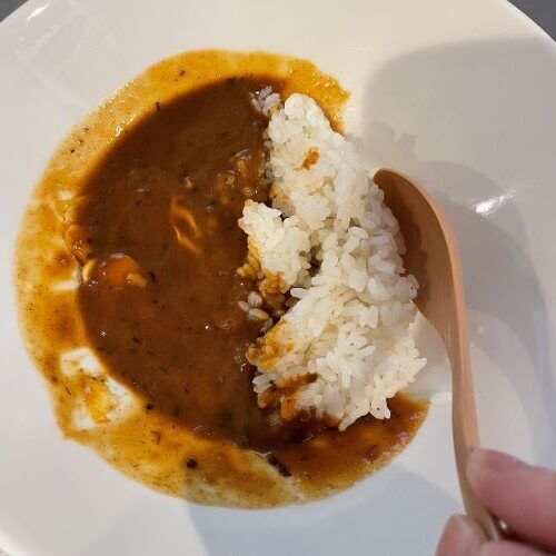 ごはんをカレールーのある方に寄せる様子