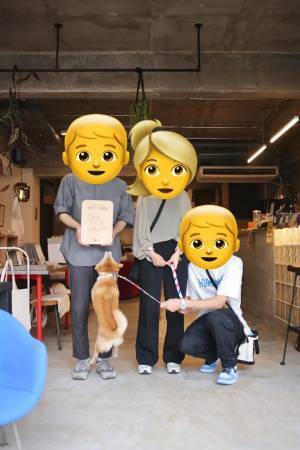 飼い主「あの…記念撮影中なんですが…」　柴犬の行動に「笑った」「すごいジャンプ」