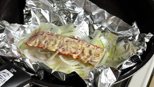 食材は鮭と玉ねぎのみ？　グリル要らずの『鮭のホイル焼き』がこちら！