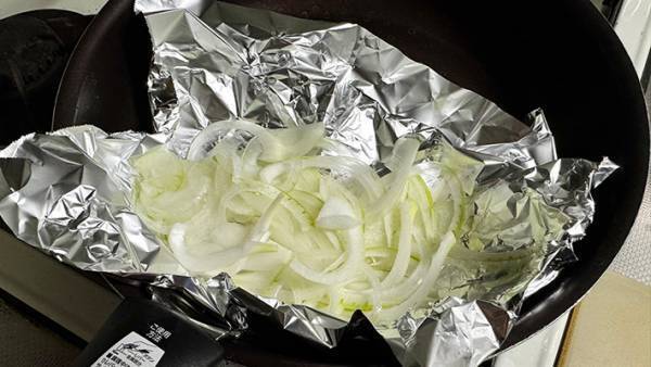 食材は鮭と玉ねぎのみ？　グリル要らずの『鮭のホイル焼き』がこちら！