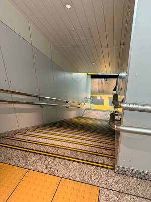 東京駅を歩く男性「テンション上がる」　４枚に「貸し切りみたい」「清々しい」