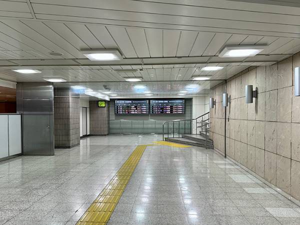 東京駅を歩く男性「テンション上がる」　４枚に「貸し切りみたい」「清々しい」