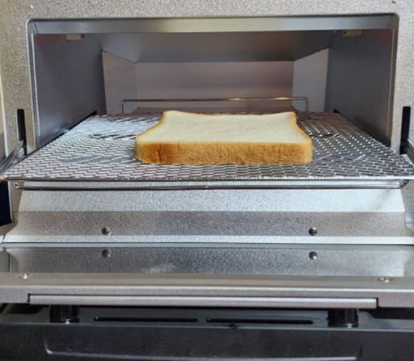 食パンに麦茶を吹きかけると？　意外な結果に「驚いた」「早速やる」