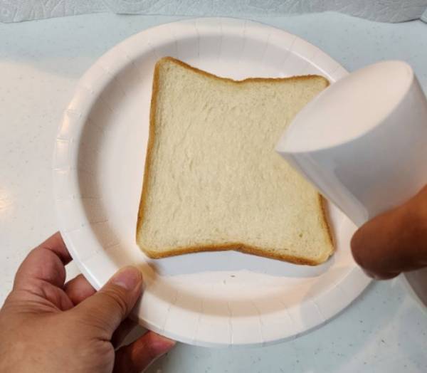 食パンに麦茶を吹きかけると？　意外な結果に「驚いた」「早速やる」