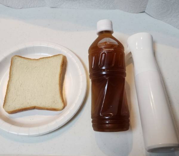食パンに麦茶を吹きかけると？　意外な結果に「驚いた」「早速やる」