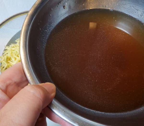 食パンに麦茶を吹きかけると？　意外な結果に「驚いた」「早速やる」